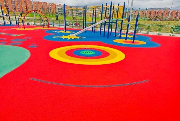 Piso EPDM rojo con diseños en un parque infantil