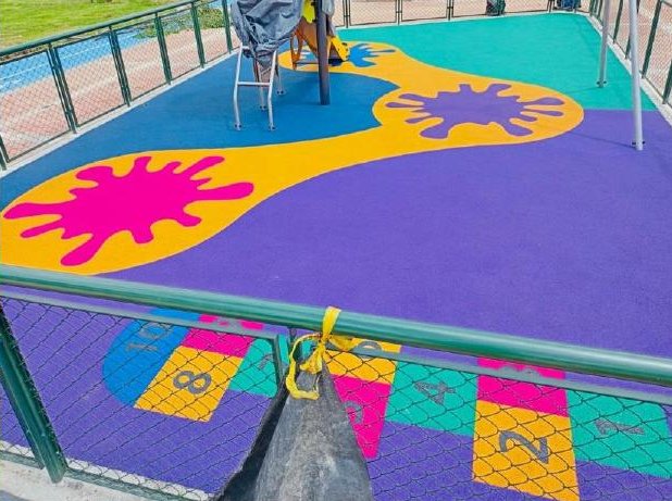 Piso EPDM morado y amarillo con rayuela