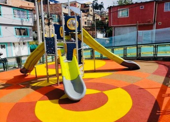 Parque infantil con piso EPDM naranja y amarillo